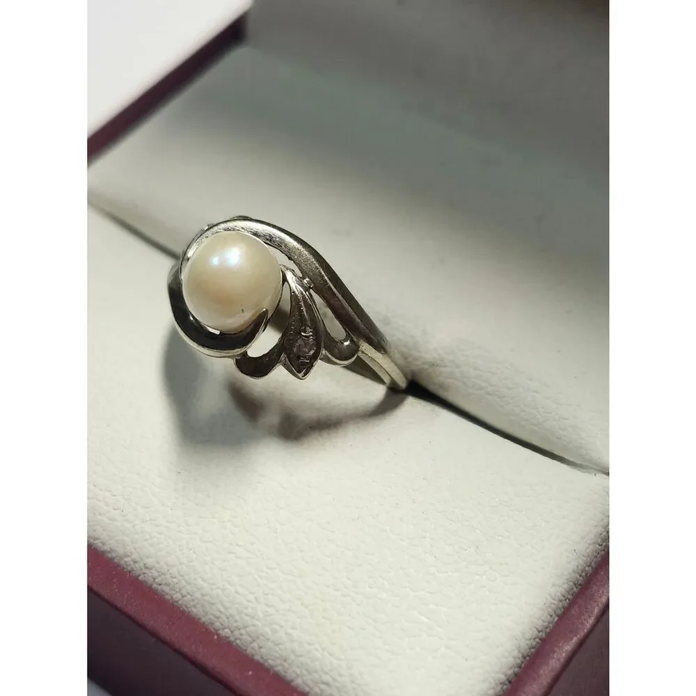 Vintage 10K White Gold Ring By Campus Pearl Center And Diamond Accents Size 4.75